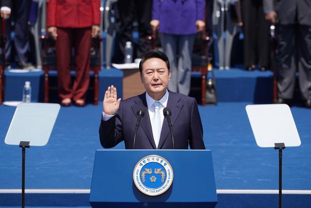 民调显示韩总统尹锡悦的支持率下滑 30至39岁年龄跌幅最大
