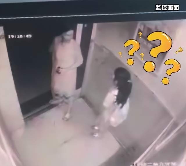 女孩独乘电梯被拉拽堵门 妈妈回应：系误会，老奶奶把女儿认成亲戚家小孩