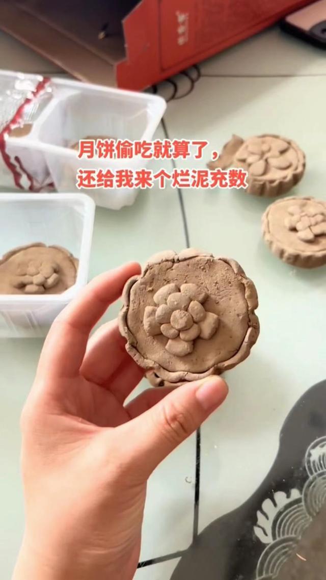 男孩偷吃月饼捏泥巴凑数 妈妈：幸亏没拿走送人
