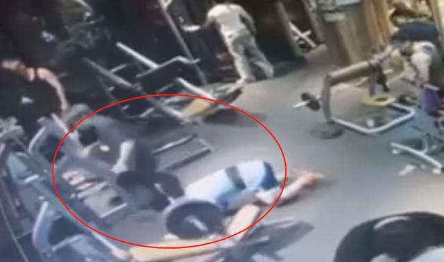 男子练举重把旁人砸骨折 涉事健身馆：目前正在协商处理此事