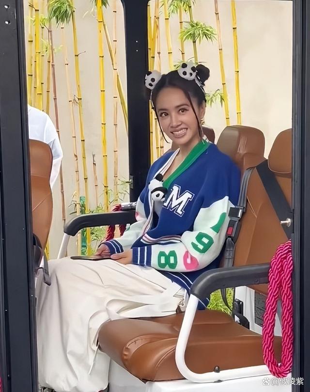 蔡依林打卡四川熊猫基地 戴着熊猫看熊猫笑得合不拢嘴