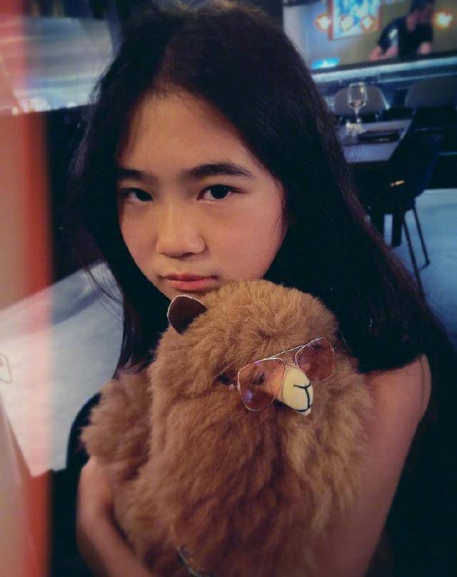 曹格女儿Grace近照,肉脸太萌等比例长大