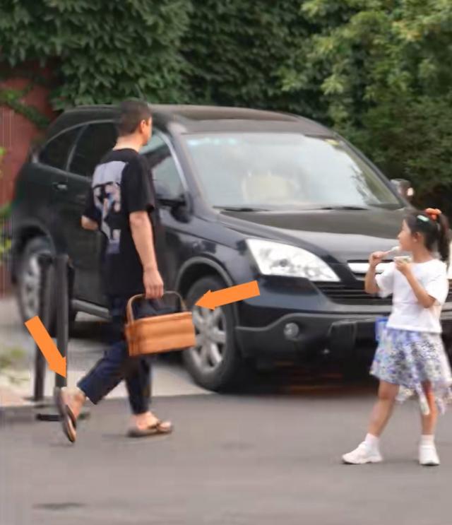 李亚鹏为还债摆摊卖茶，拉拢保安被嫌弃，不做老赖被赞励志 一天不停地为工作忙碌
