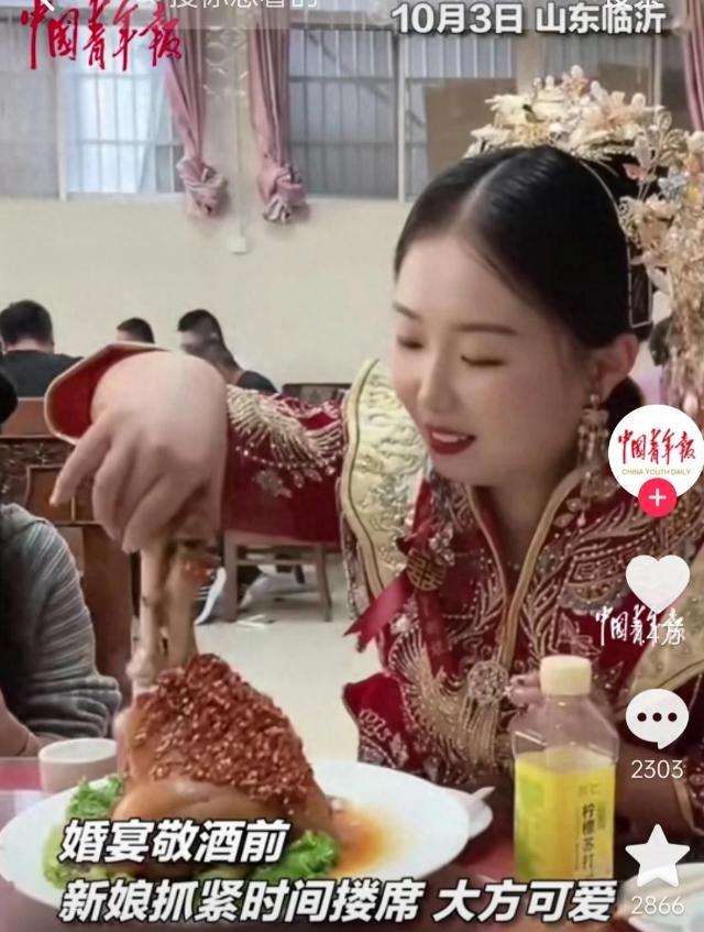 新娘婚宴上抓紧时间搂席 全程大方可爱