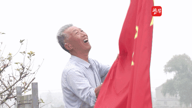 退休教师家门口升旗13年,每日早上七点升旗晚上五点降旗