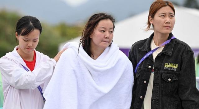 孙嘉珂夺得铜牌坐轮椅领奖！