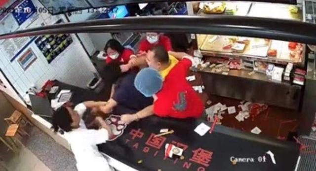 快餐店顾客与店员起冲突，警方：双方都要验伤