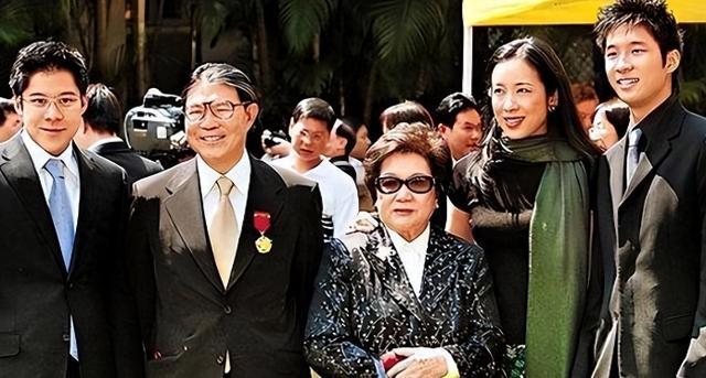 郭晶晶婆婆朱玲玲再次从豪门净身出户,网友:勇气可嘉,太厉害