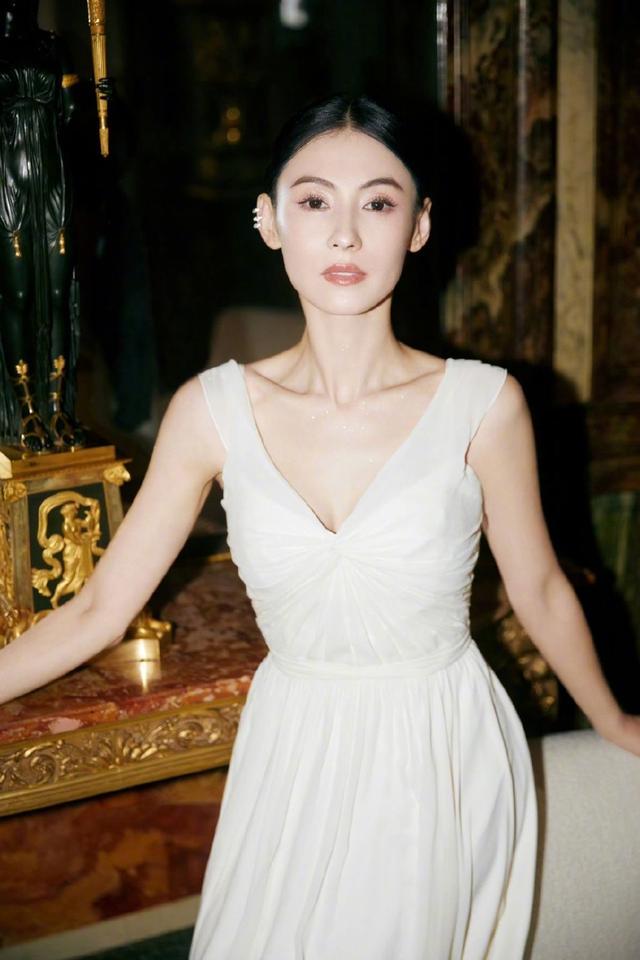 张柏芝美得毫不费力!白色吊带裙简约大气