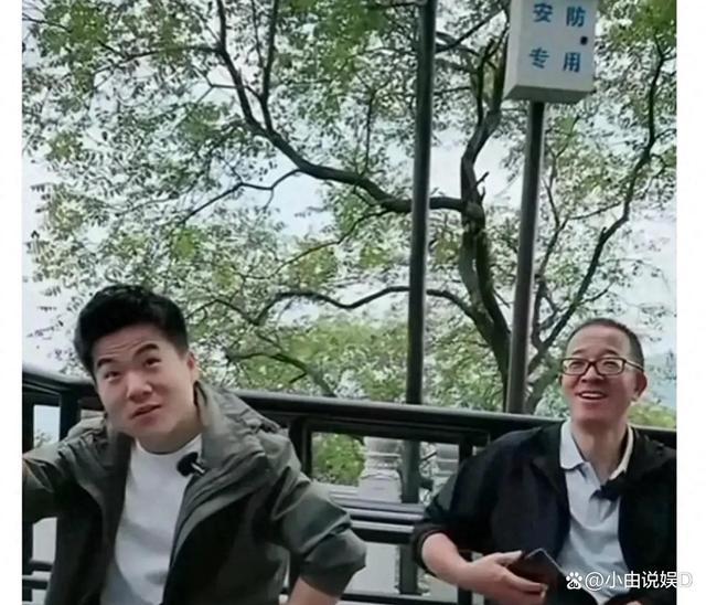 俞敏洪再次带董宇辉爬山，手脚并用 俞老师：丈母娘们的体力都比他好