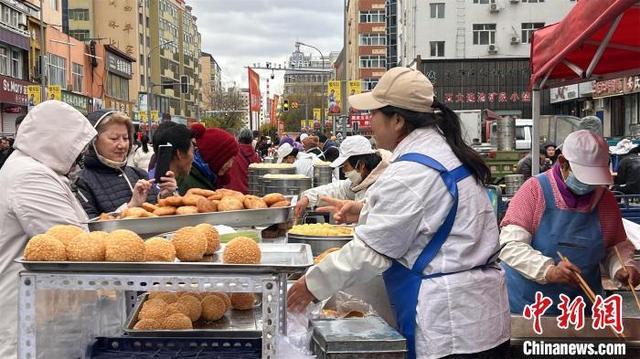黑河早市全是俄罗斯人 许多商户立起中俄双语招牌