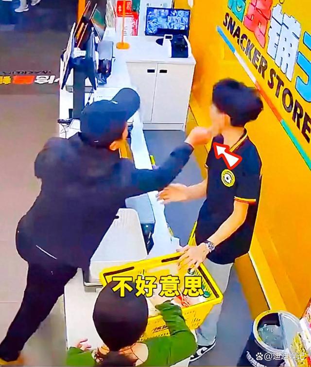 顾客换零钱未果掌掴员工 顾客换零钱未果掌掴店员 男子换零钱遭拒掌掴店员