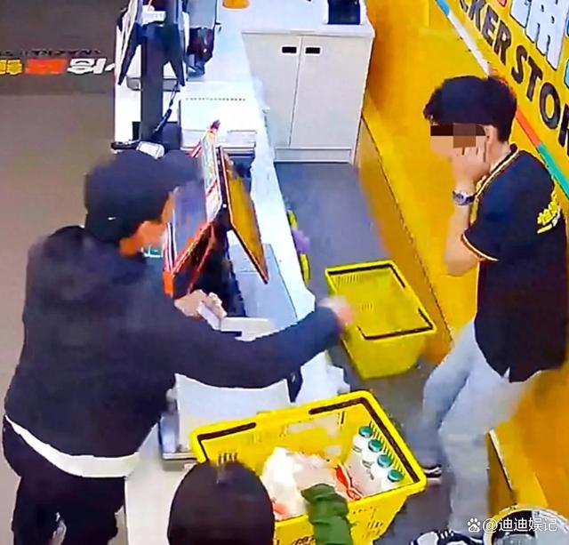 顾客换零钱未果掌掴员工 顾客换零钱未果掌掴店员 男子换零钱遭拒掌掴店员