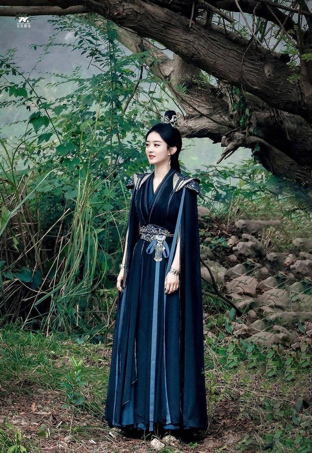 照片中, 赵丽颖穿着深蓝色的戏服,梳着高发髻,满满侠女风.