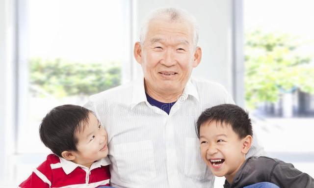 爷爷临终前开了一个玩笑 笑着笑着就哭了