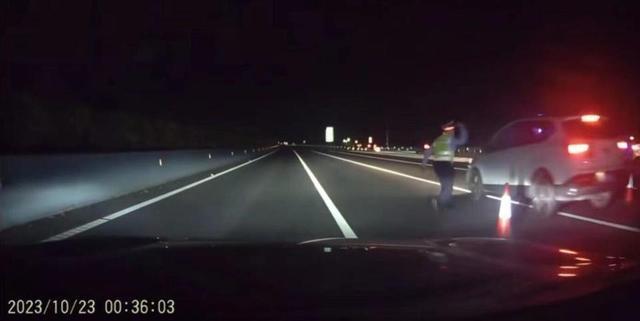 高速交警深夜拦停车辆粗暴执法，警方回复：事发路段有事故，拦截车辆提前下高速