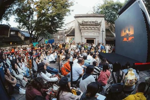 众多明星现身乌镇戏剧节长街宴各色美食琳琅满目