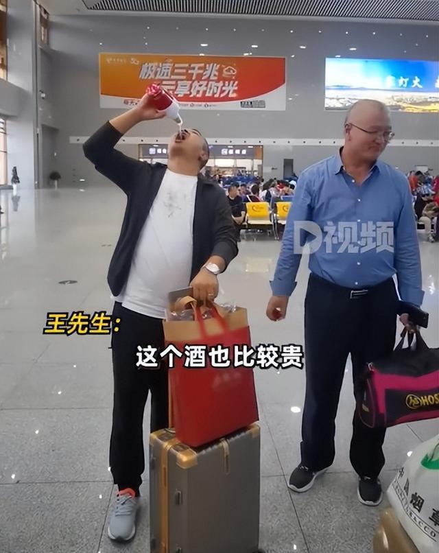 男子带开封酒坐高铁被拒当场喝下：酒比较贵，不想浪费