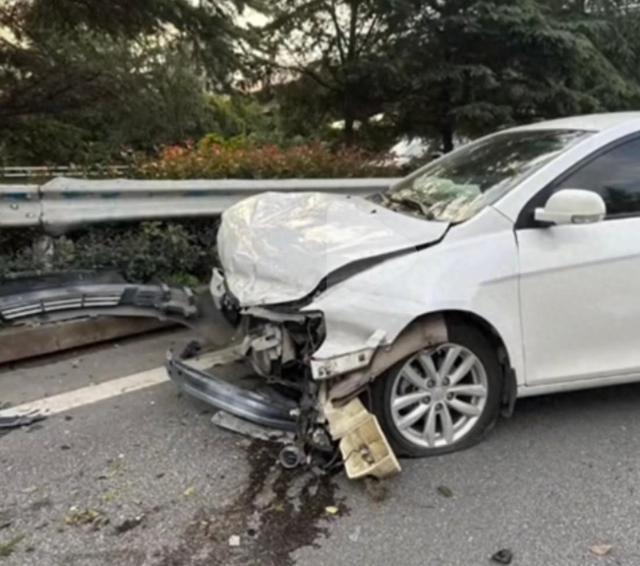 车主遭无牌车别车撞护栏肇事方全责