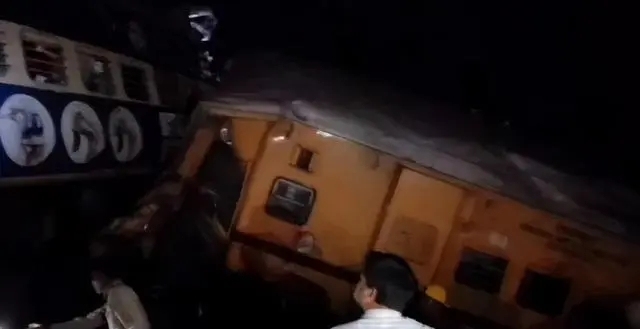 印度安得拉邦列车脱轨事故已造成至少10人死亡