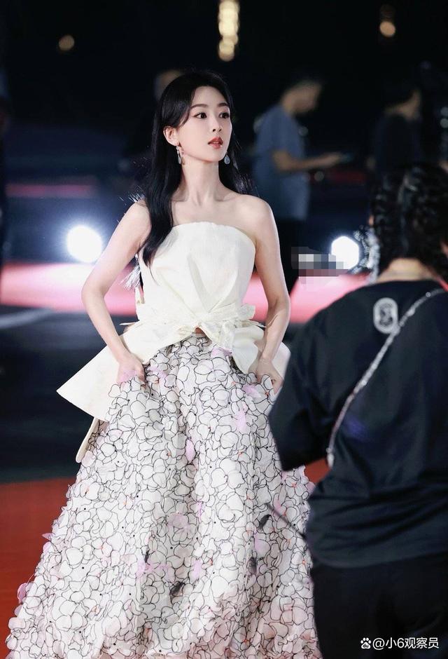 谢娜说杨紫瘦得脱相了，苏有朋则戏称杨紫可以改名为杨纸