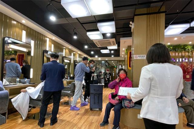 女子理发完扫付款码离开又取消支付 老板：满意还不付过分了