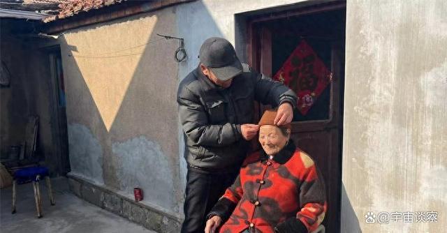 独子离世后，七旬老人带家人4年省吃俭用终还清90万欠债