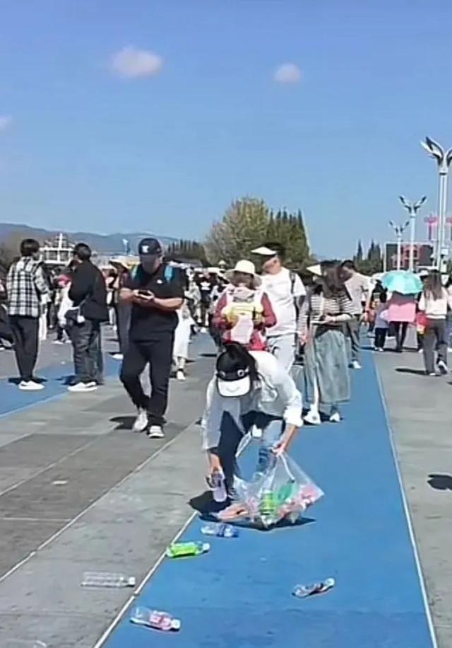 女子在海埂大坝丢塑料瓶等垃圾摆拍作秀起公愤 有市民表示这是对自己城市的污蔑!