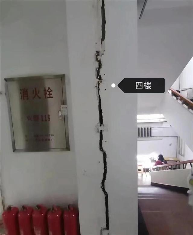 哈尔滨暴雪致黑龙江一大学学生公寓墙体开裂 校方：正转移安置学生 ，教育厅工作人员表示不清楚此事