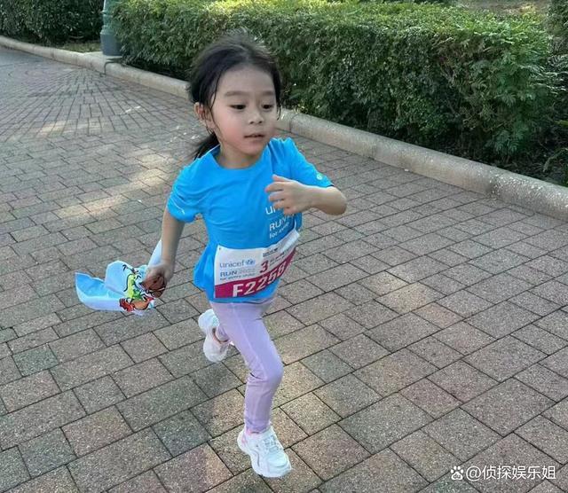一家五口齐上阵！霍启刚带儿女参加公益跑 小女儿满头大汗格外认真