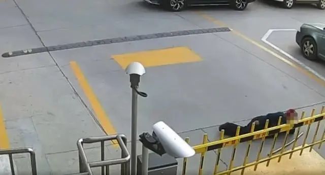 男子碾死躺卧闸杆下老太太被判无罪 法院：属于意外事件