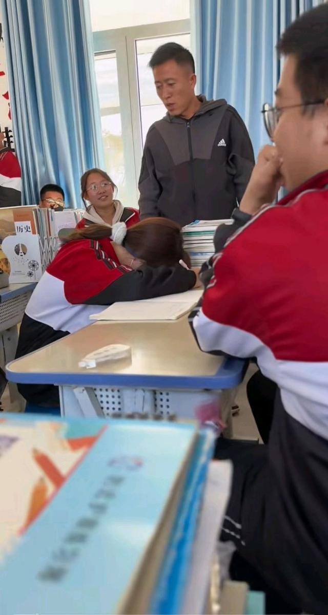 大学生偷返高中 老师表情表情发生了翻天覆地的变化 真是亮了