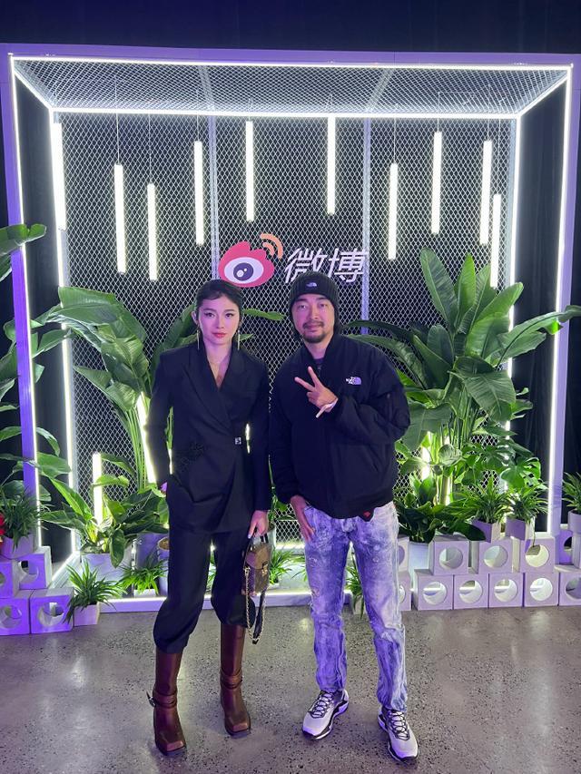 徐静雨穿羽绒服走红毯与吴艳妮合影造型惊艳不堪2