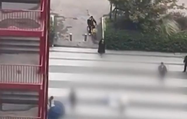 成都某停车场一人坠亡 网传现场还砸到一人？街道办回应