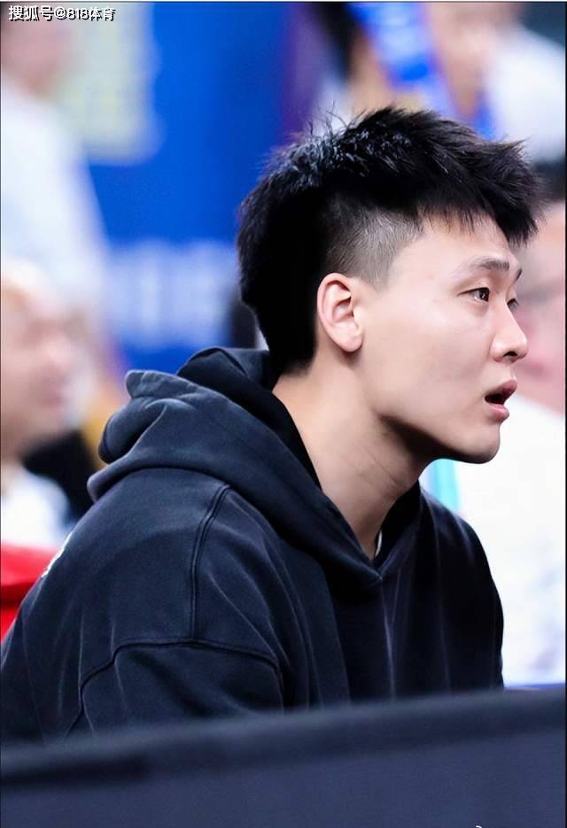 硬汉!赵睿抢断萨林杰戳到食指大幅度弯折变形,面不改色继续反击