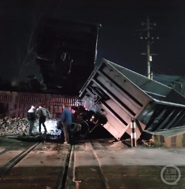 河南一货车与火车相撞 货车司机身亡火车司机未受伤