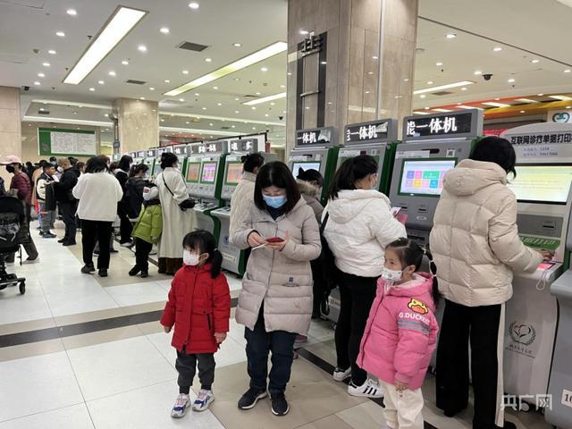 北京儿童医院内科接诊量暴增远超医院承载能力