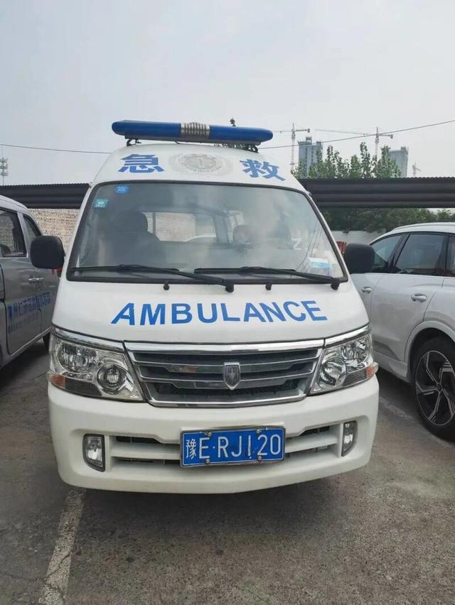 河南一救护车多次载人跨市买毒品嫌疑人救护车方便听说卡点也不拦
