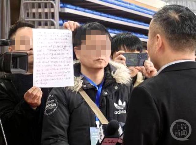 别人举着稿领导照着念？宣传部回应：怕记不住词 手稿都是他本人写的