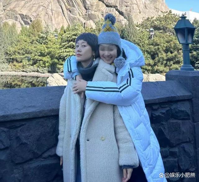 马伊琍与大女儿游环球影城15岁文爱马正脸曝光长相随爸