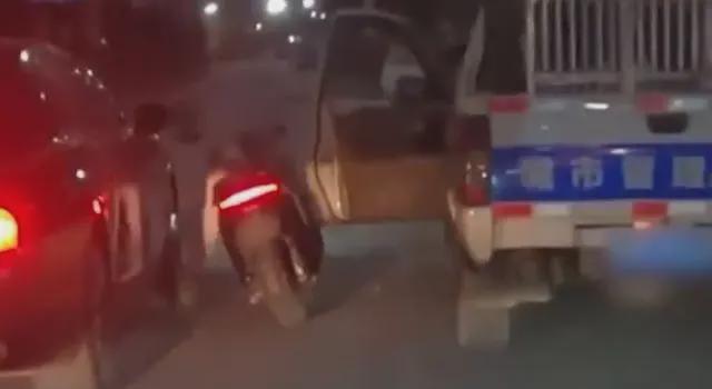 男子骑摩托车遭城管“开门杀”倒在宾利车上，交警判其主责？官方：系谣言