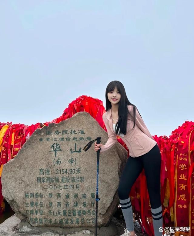 女网红在襄阳古城墙上做瑜伽引争议 辩称没规定不能做