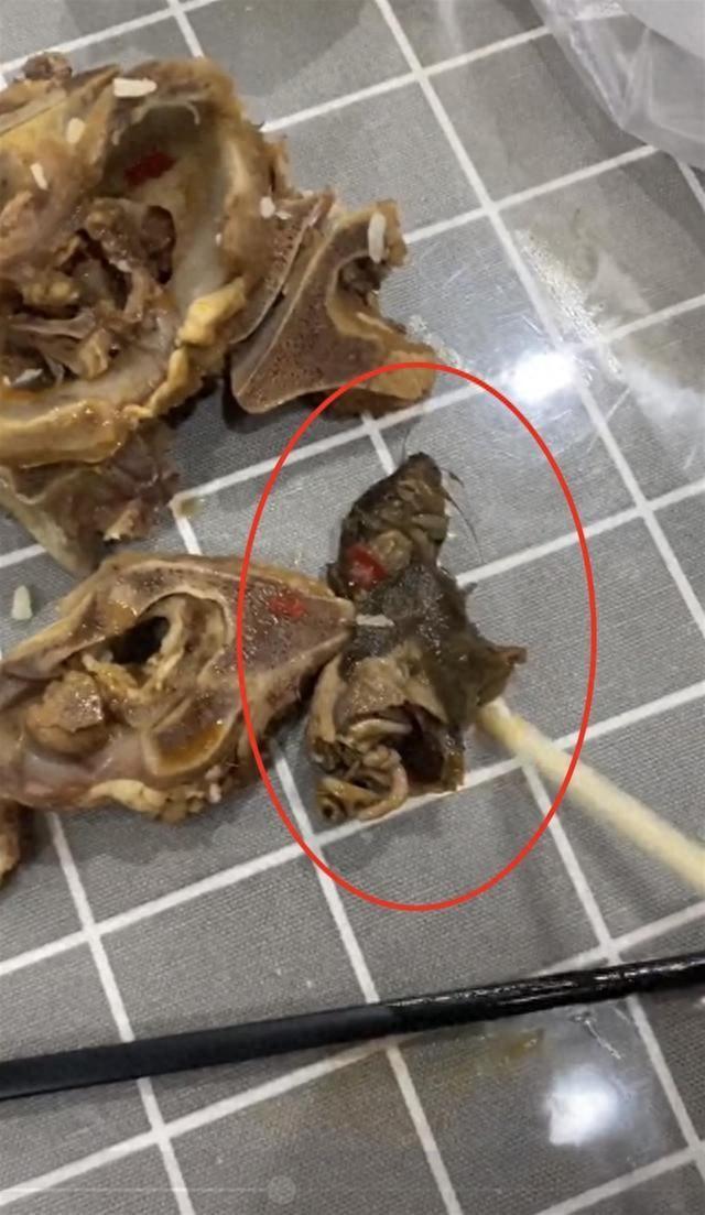恶心!顾客点外卖疑似吃出半截老鼠 官方通报:商家停业整顿 相关异物封存移送鉴定
