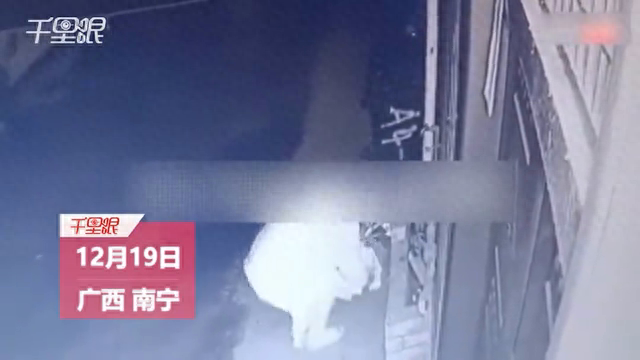 男子将婴儿丢弃在居民家门口，婴儿身上仅有一块布包着