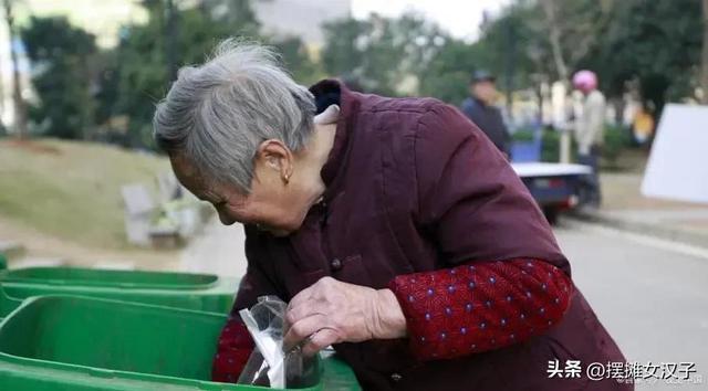 住户因捡垃圾与保安发生纠纷致对方受伤, 法院判决双方共同担责