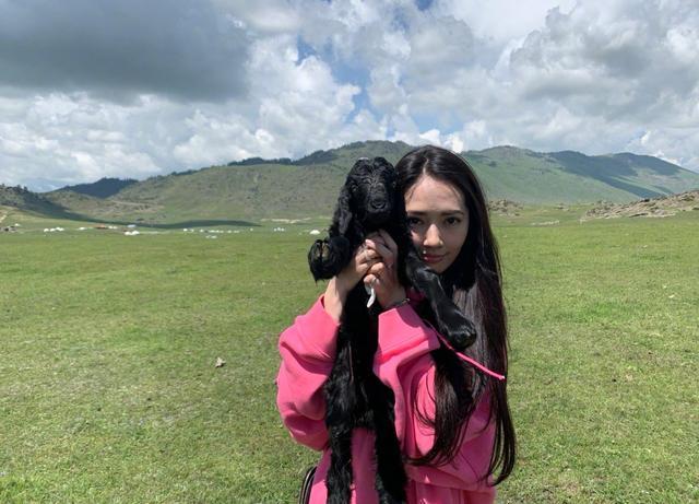 向佐连发8条微博为郭碧婷庆生，网友：向佐看起来是硬汉，骨子里很浪漫