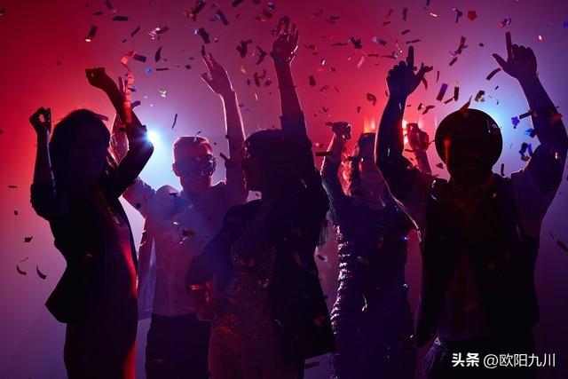 220斤女孩去酒吧被工作人员偷拍调侃造黄谣：你们要的制服诱惑