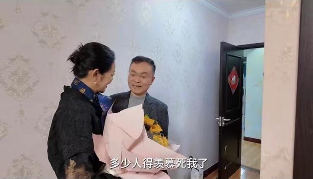 俞敏洪同意去蔡磊直播间卖货，倪萍希望他再活50年