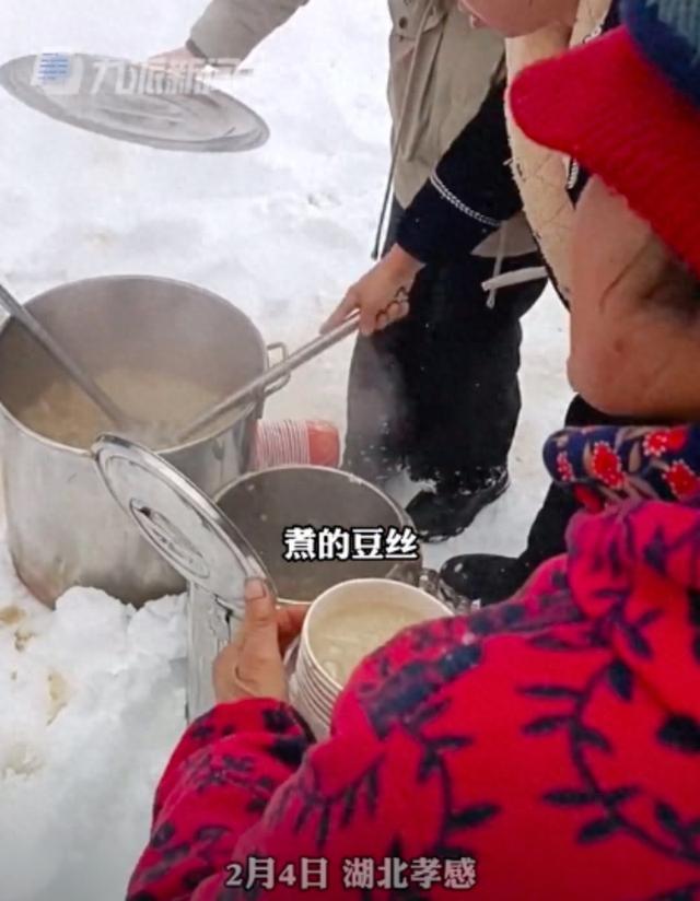 76岁老人为高速被困人员免费送饭 土豆丝不仅暖胃更是暖了人心