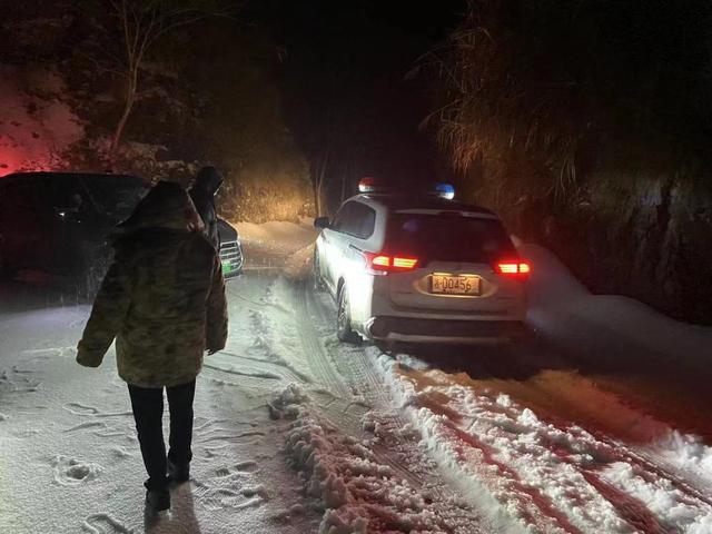 湖南大雪警车里诞下一雪警女婴 警车里温情如斯，母女平安